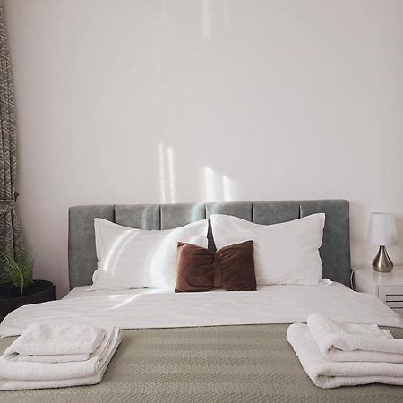 Skyblue Central Apartment - 2 Bedrooms & Free Parking Oradea Eksteriør billede