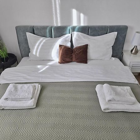 Skyblue Central Apartment - 2 Bedrooms & Free Parking Oradea Eksteriør billede