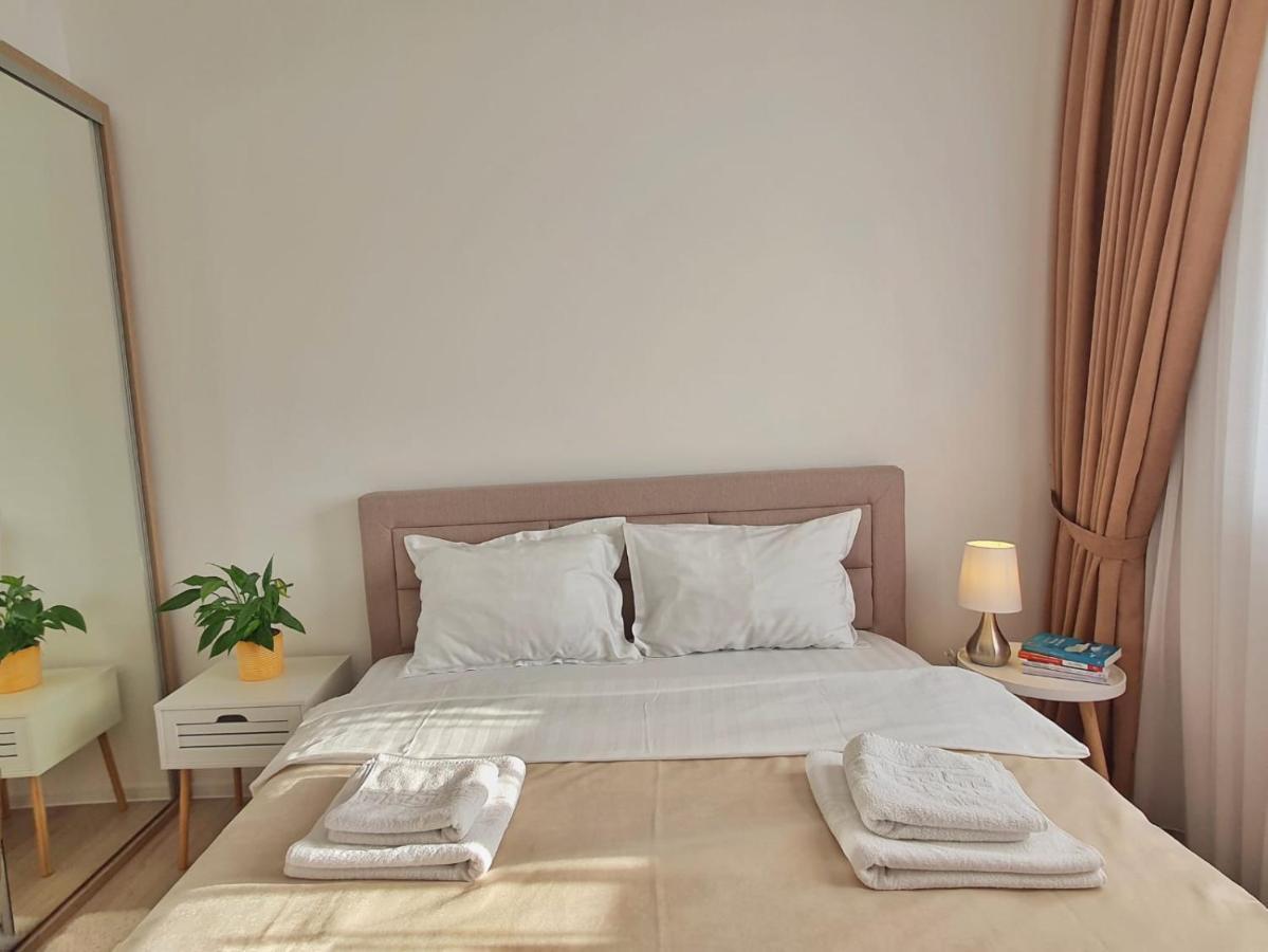 Skyblue Central Apartment - 2 Bedrooms & Free Parking Oradea Eksteriør billede
