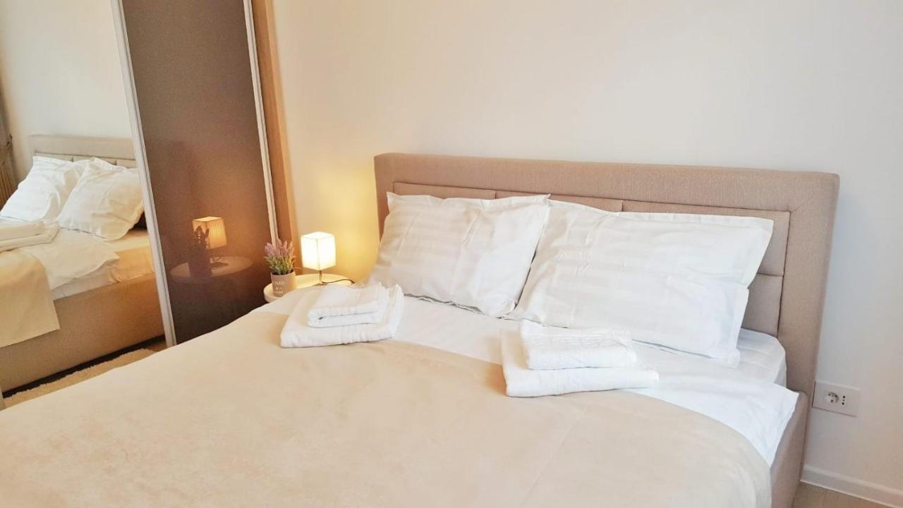 Skyblue Central Apartment - 2 Bedrooms & Free Parking Oradea Eksteriør billede