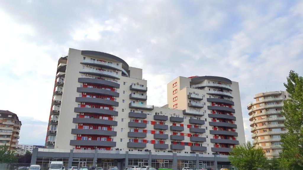 Skyblue Central Apartment - 2 Bedrooms & Free Parking Oradea Eksteriør billede