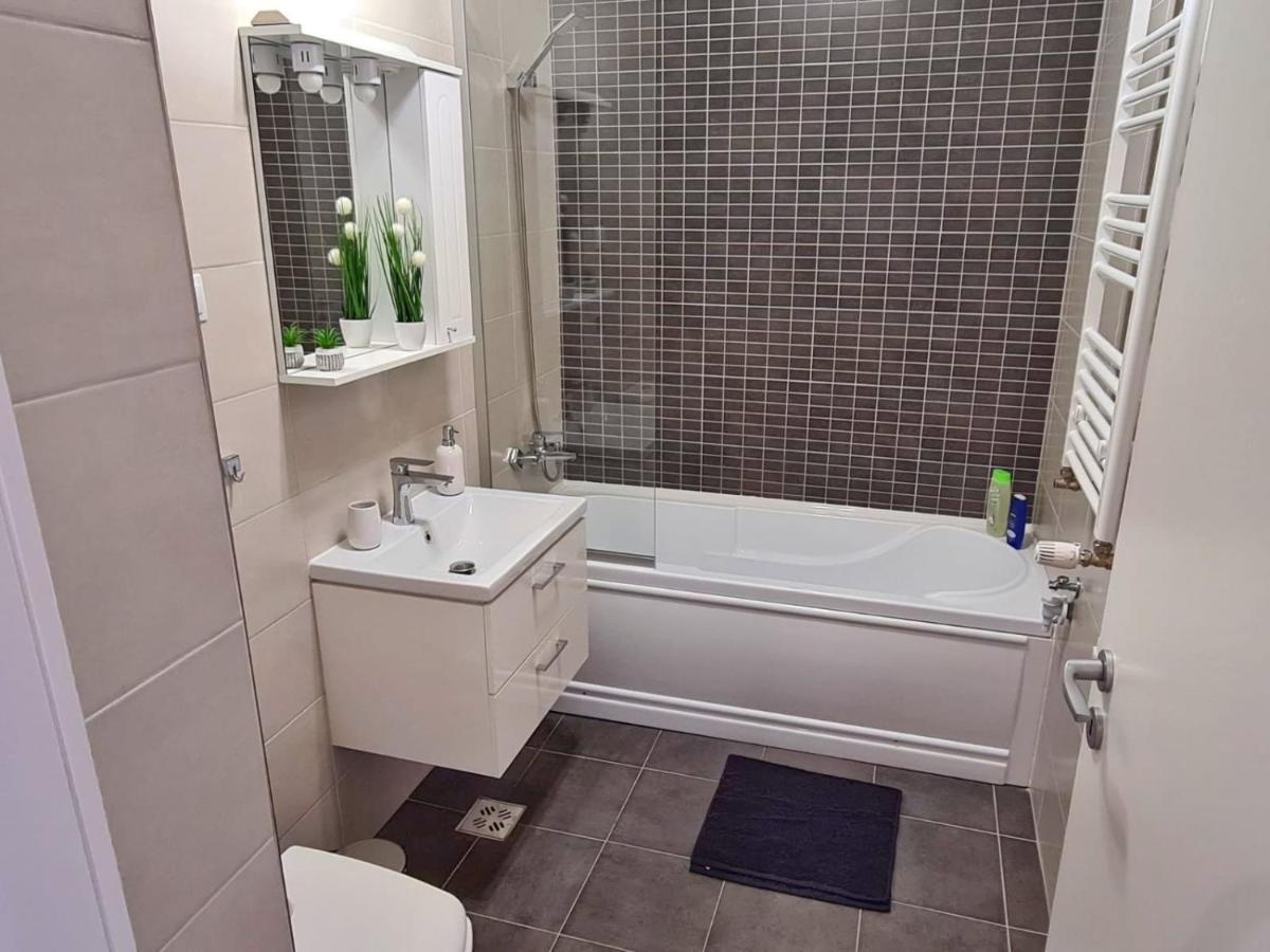 Skyblue Central Apartment - 2 Bedrooms & Free Parking Oradea Eksteriør billede