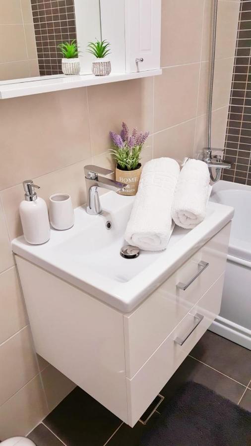 Skyblue Central Apartment - 2 Bedrooms & Free Parking Oradea Eksteriør billede