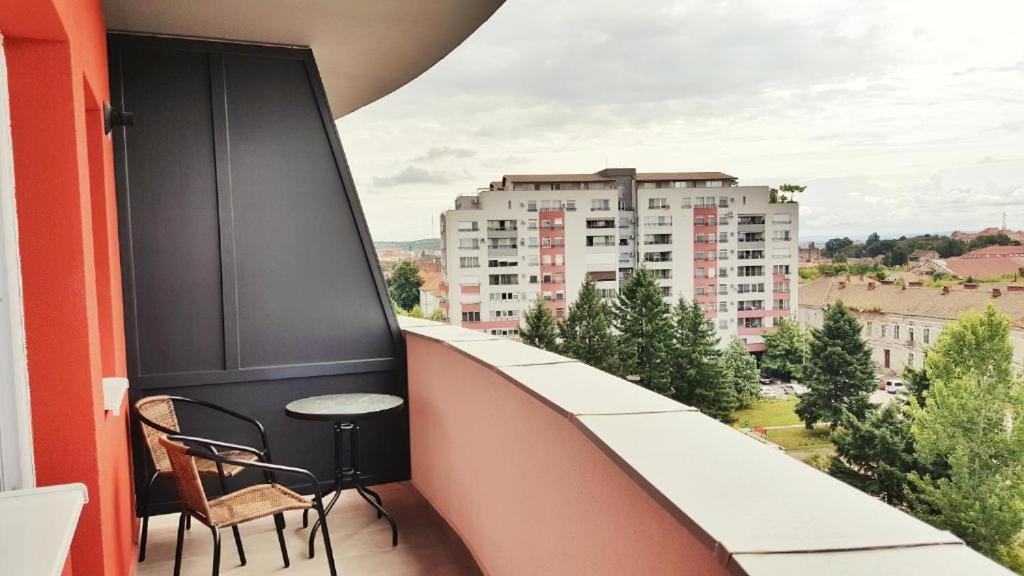 Skyblue Central Apartment - 2 Bedrooms & Free Parking Oradea Eksteriør billede