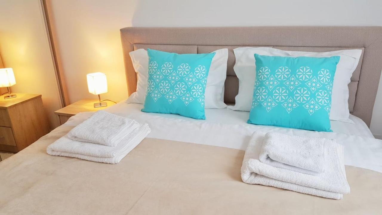 Skyblue Central Apartment - 2 Bedrooms & Free Parking Oradea Eksteriør billede
