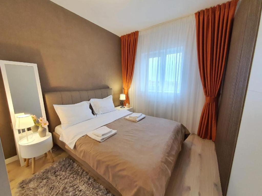 Skyblue Central Apartment - 2 Bedrooms & Free Parking Oradea Værelse billede