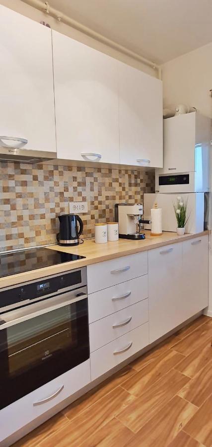 Skyblue Central Apartment - 2 Bedrooms & Free Parking Oradea Eksteriør billede