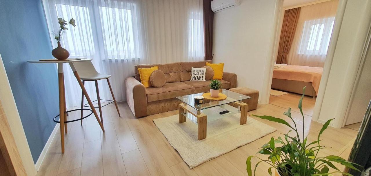 Skyblue Central Apartment - 2 Bedrooms & Free Parking Oradea Eksteriør billede
