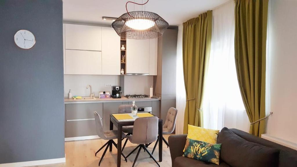 Skyblue Central Apartment - 2 Bedrooms & Free Parking Oradea Værelse billede