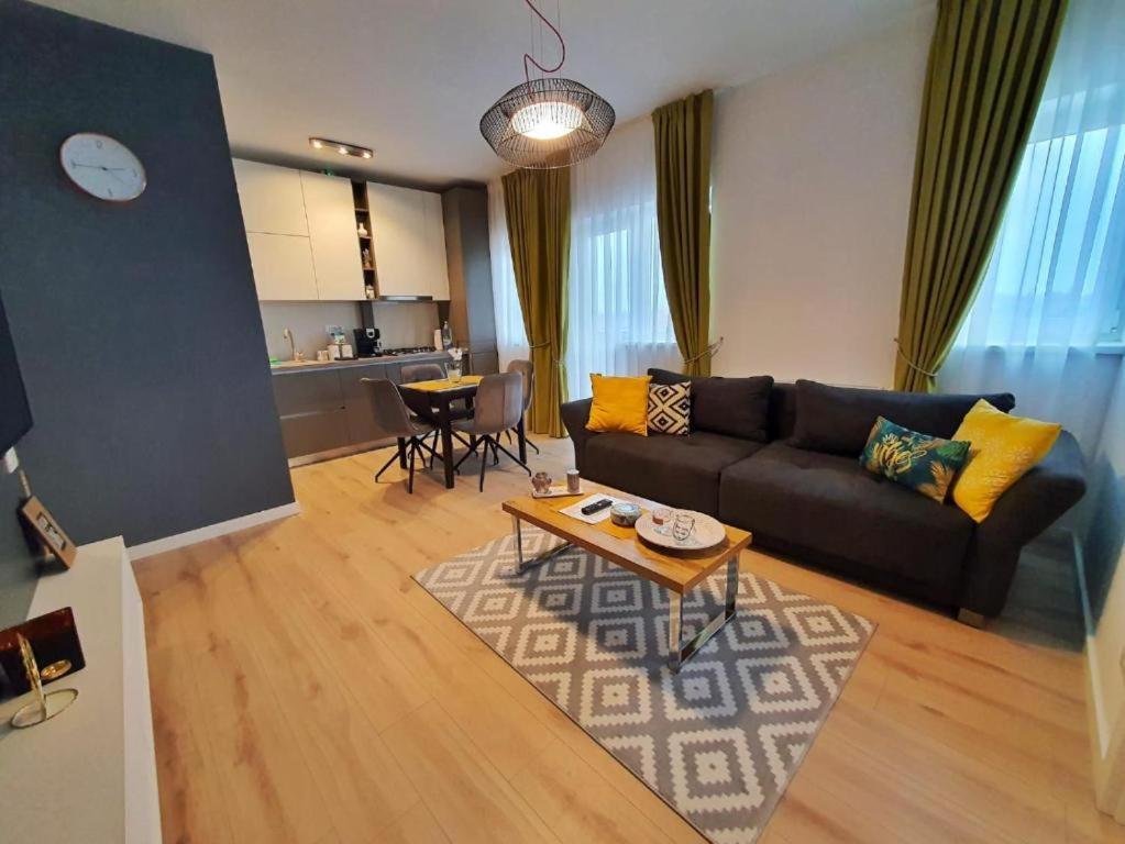 Skyblue Central Apartment - 2 Bedrooms & Free Parking Oradea Værelse billede