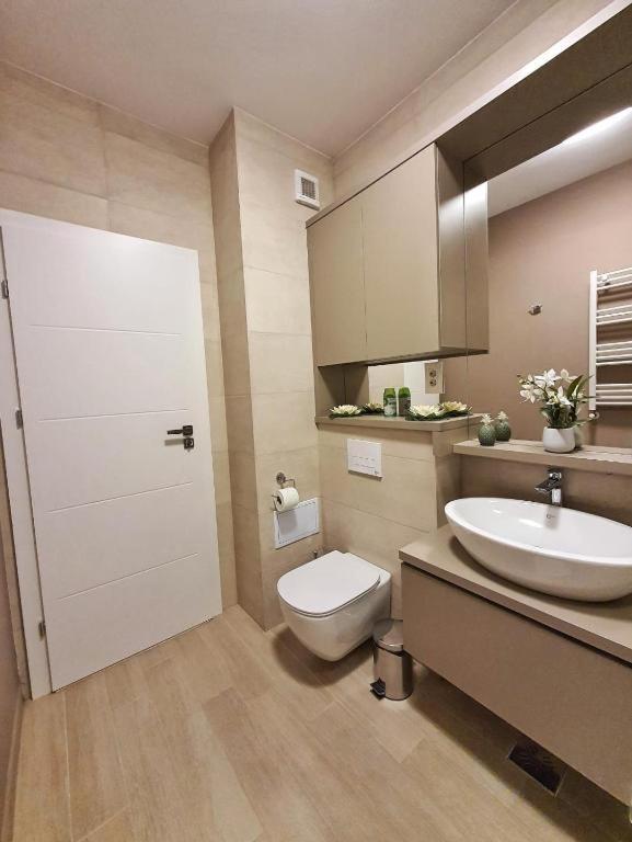 Skyblue Central Apartment - 2 Bedrooms & Free Parking Oradea Værelse billede