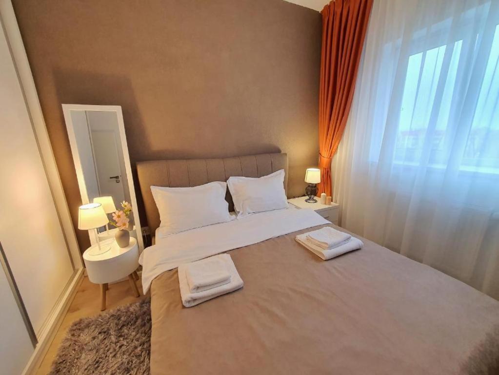 Skyblue Central Apartment - 2 Bedrooms & Free Parking Oradea Værelse billede