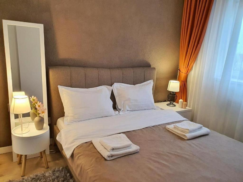 Skyblue Central Apartment - 2 Bedrooms & Free Parking Oradea Værelse billede